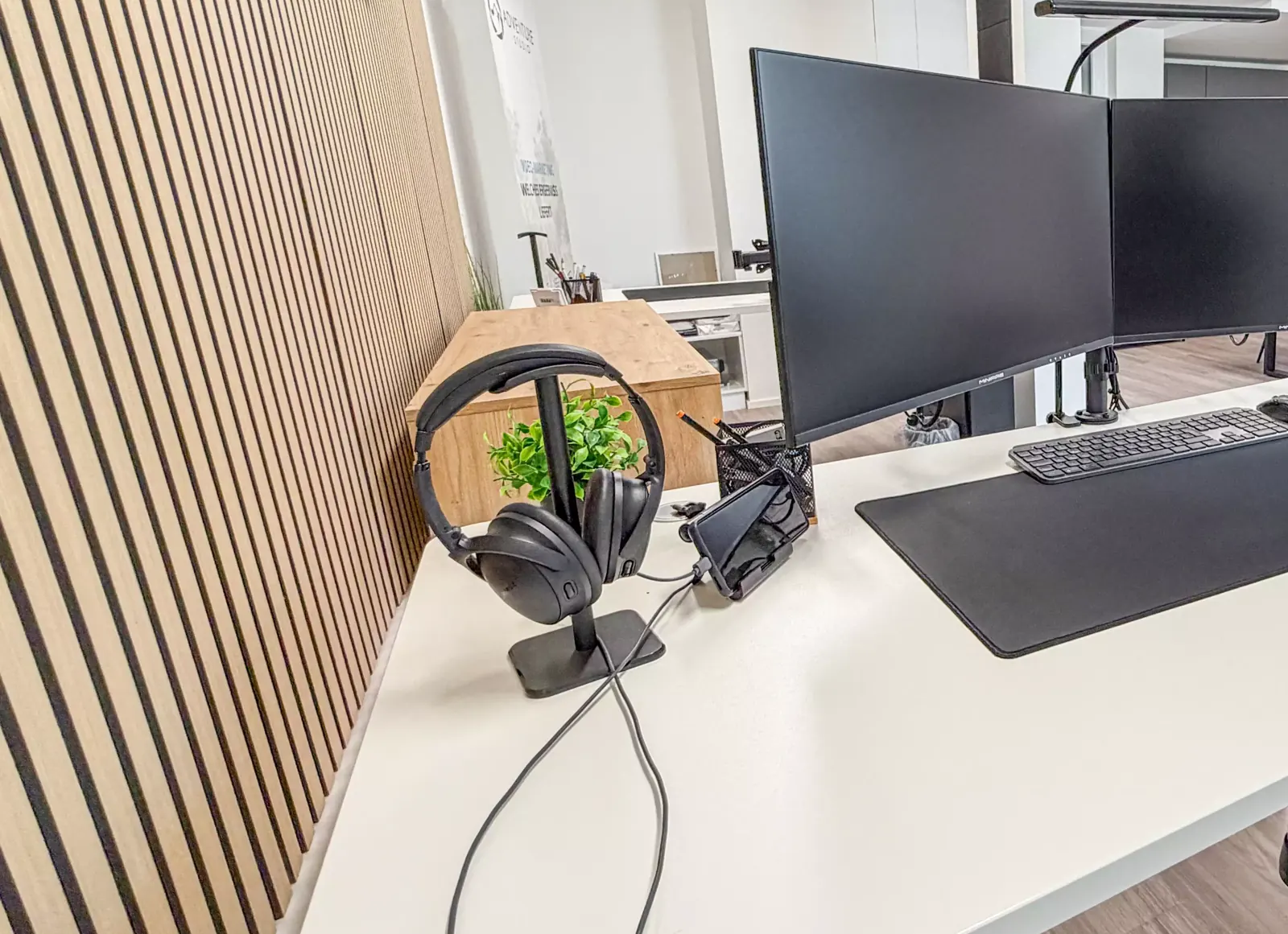 Arbeitsplatz mit Monitoren und Kopfhörern