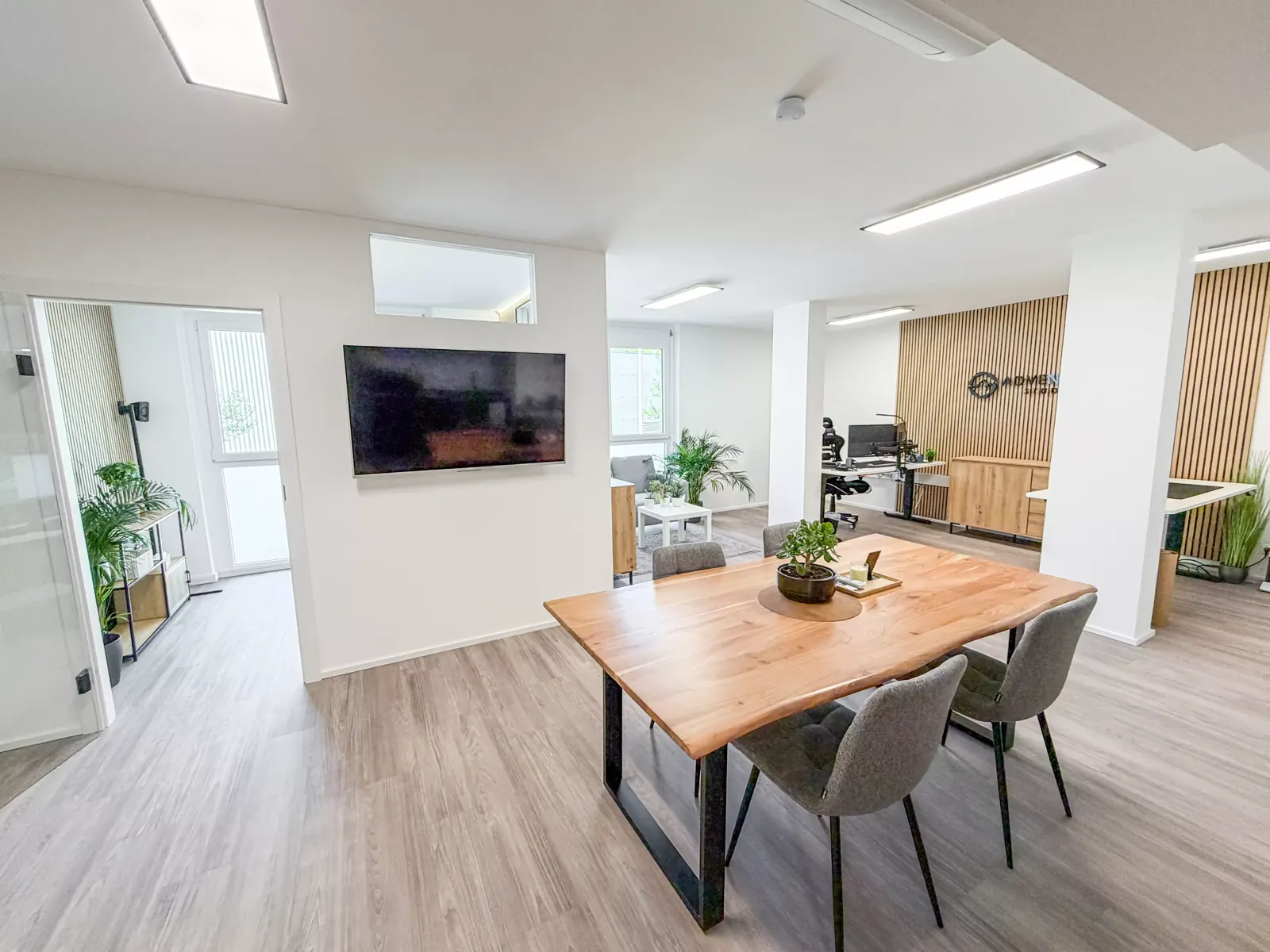 Heller Büroraum mit Besprechungstisch bei Adventure Office in Graz-Lend