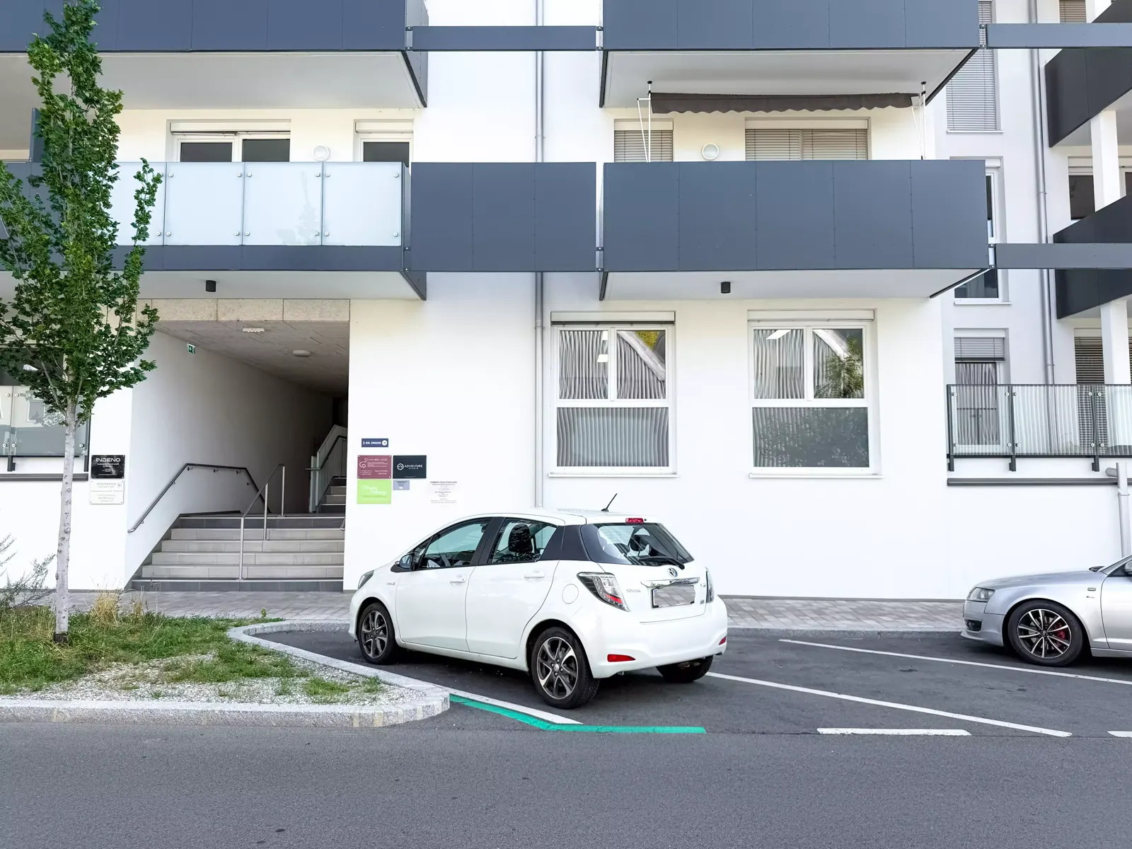 Eingang des Bürogebäudes Lastenstraße 14 mit Parkplätzen in der Grünen Zone