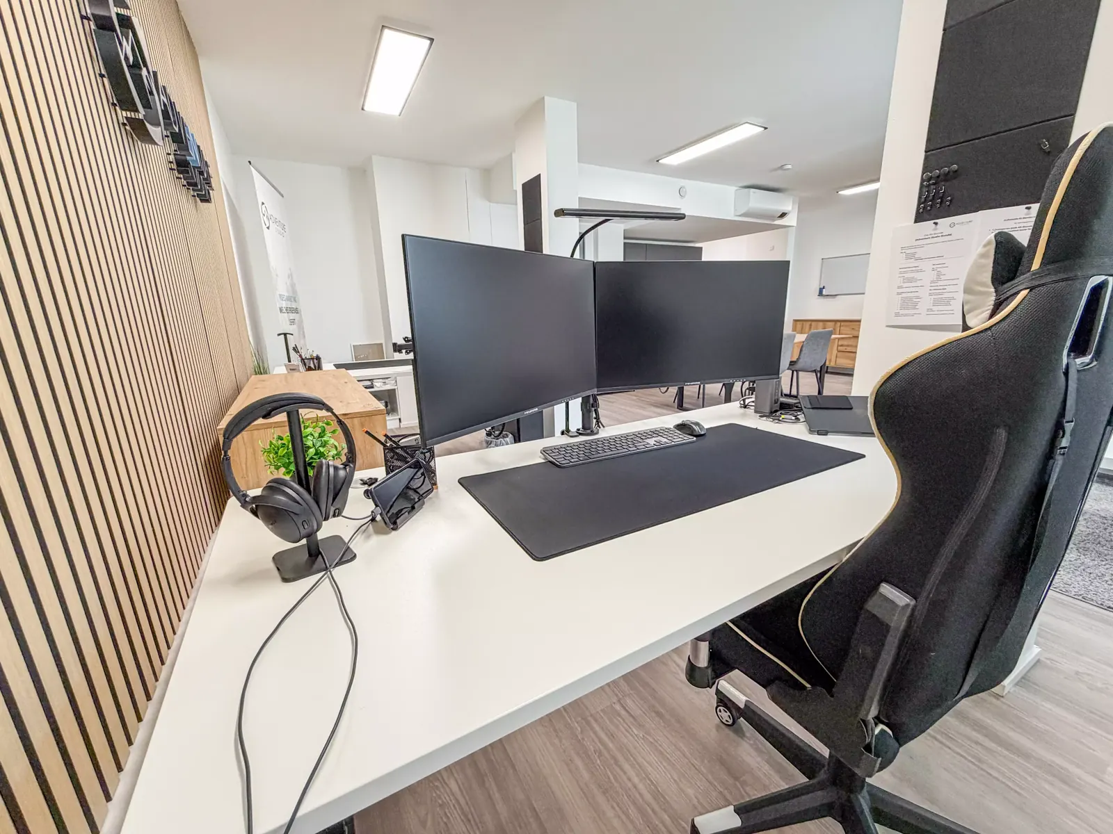 Fix Desk mit zwei Monitoren